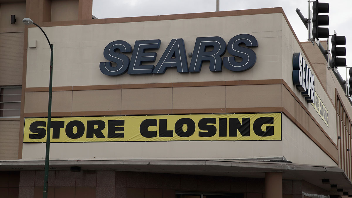 Durante su apogeo, Sears fue el minorista más grande del mundo, con casi 3,500 tiendas Sears y Kmart, incluidas 2,350 tiendas de línea completa fuera del centro comercial, y 1,100 tiendas minoristas especializadas. 