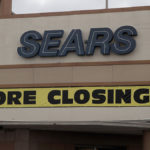 Durante su apogeo, Sears fue el minorista más grande del mundo, con casi 3,500 tiendas Sears y Kmart, incluidas 2,350 tiendas de línea completa fuera del centro comercial, y 1,100 tiendas minoristas especializadas.