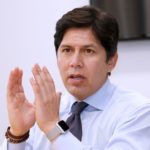 El concejal Kevin de León sigue resistiendo las presiones para que renuncie. (Aurelia Ventura/La Opinion)