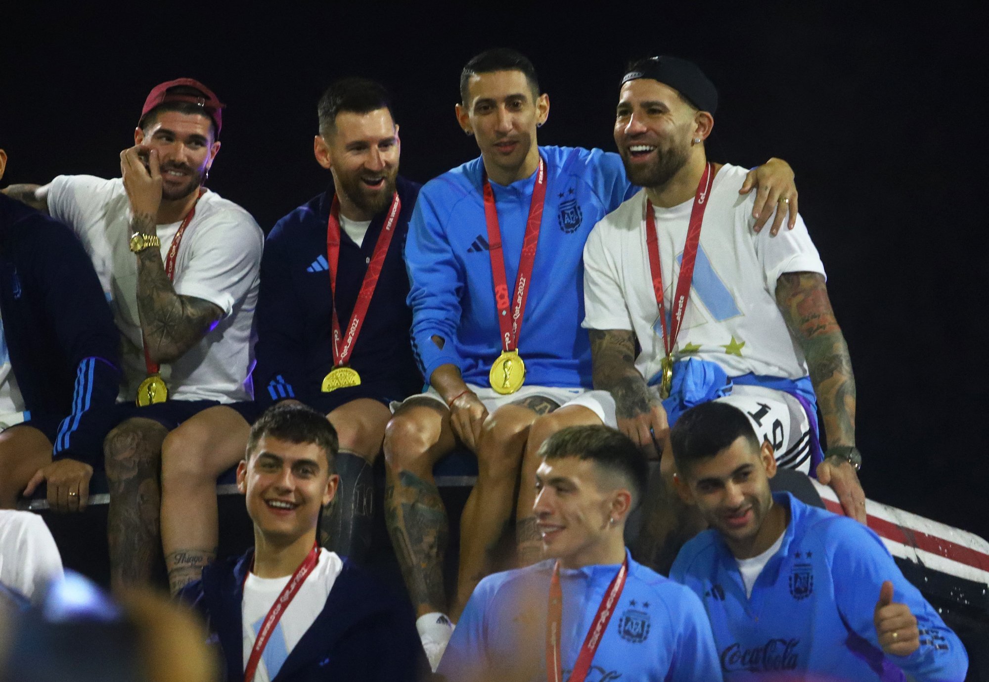 Messi, Di María y otros miembtros de la selección nacional subidos en un autobús a su llegada a Buenos Aires