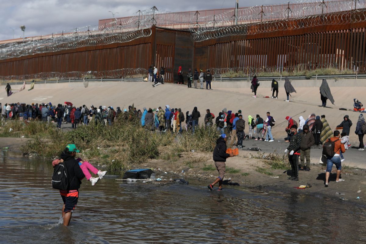 Inmigrantes cruzan el río Grande para entregarse a los agentes de la Patrulla Fronteriza en El Paso, Texas.