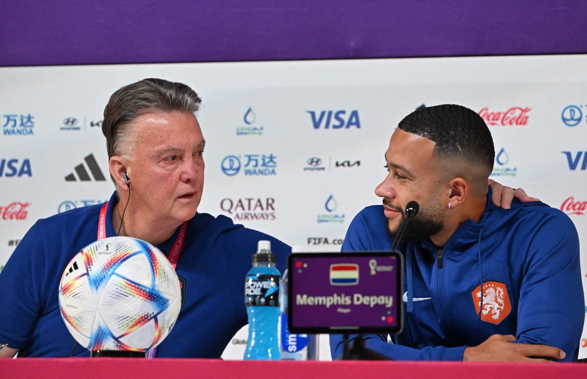 Louis van Gaal y Memphis Depay en conferencia de prensa.