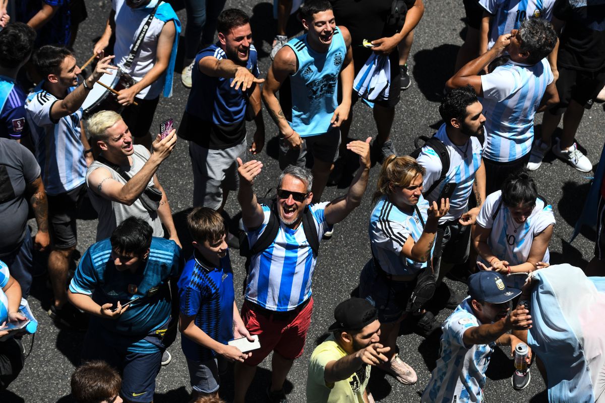 Aficionados argentinos celebrando la Copa del Mundo conseguida en Qatar 2022. 