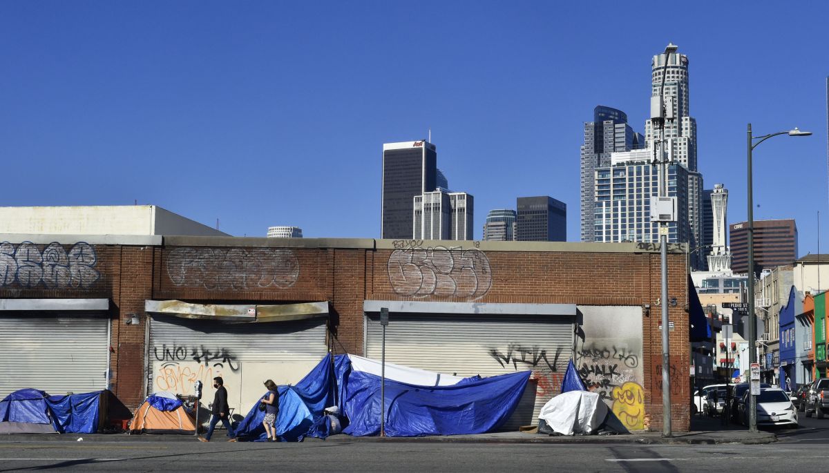 Personas sin hogar acampan en las calles de Los Ángeles.