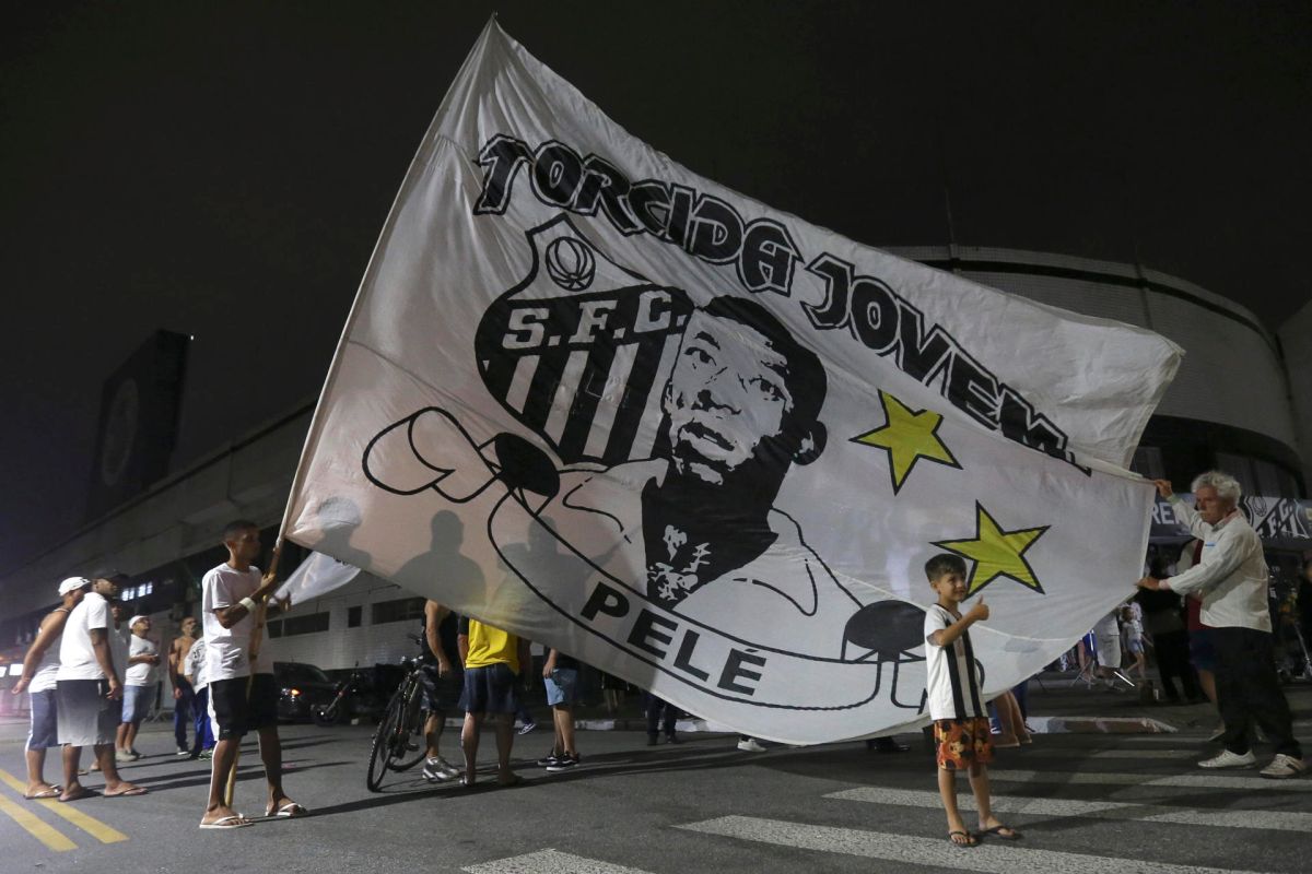 Aficionados del club Santos se concentran frente al estadio Urbano Caldeira en la Vila Belmiro hoy en la ciudad de Santos (Brasil).