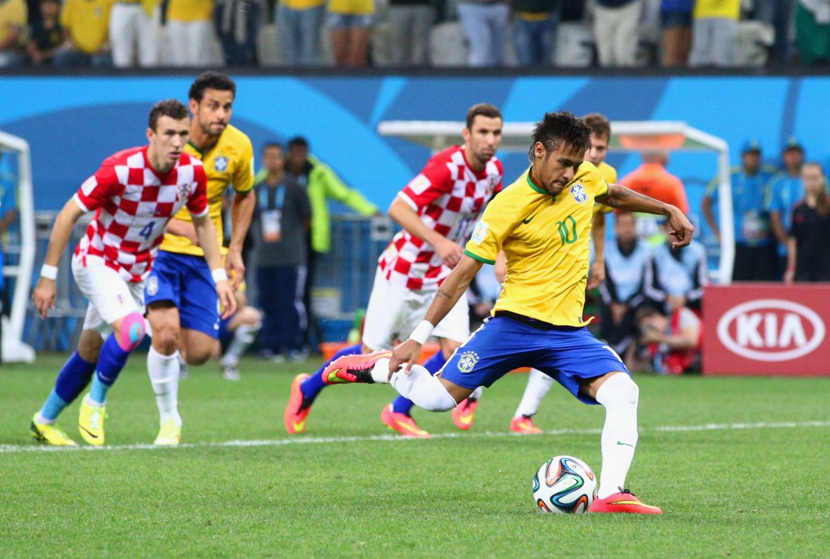 Neymar anotando de penal a Croacia en el Mundial 2014.