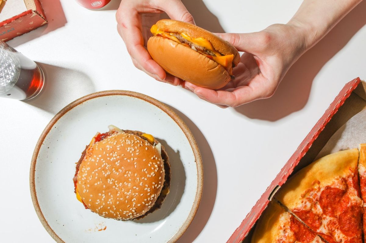 Las hamburguesas con queso son de las comidas con más altos de químicos potencialmente dañinos.