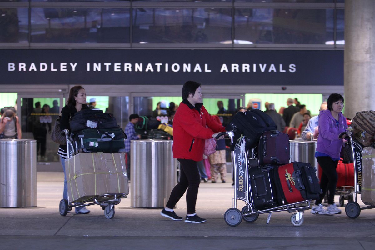 Desde el pasado viernes aumentó la actividad de viajeros en el Aeropuerto Internacional de Los Ángeles.