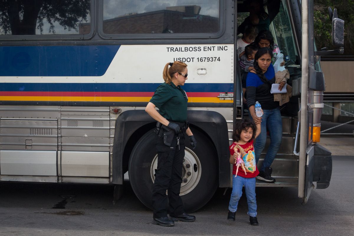 Arizona y Texas envían autobuses con inmigrantes a otros estados.