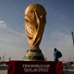 Copa del Mundo gigante en una plaza de Qatar.