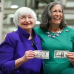 La secretaria del Tesoro Janet Yellen y la tesorera, Marilynn Malerba, sostienen dólares con sus firmas.