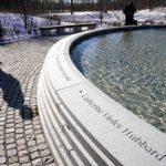 El Monumento Permanente de Sandy Hook en Newtown, Connecticut, honra a los veinte niños y seis educadores que fueron víctimas del tiroteo en la escuela primaria Sandy Hook.