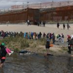 Inmigrantes cruzan el río Grande para entregarse a los agentes de la Patrulla Fronteriza en El Paso, Texas.