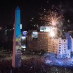 Hinchas argentinos celebrando la Copa del Mundo en Buenos Aires.