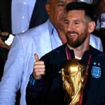 Lionel Messi con la icónica Copa del Mundo.