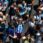 Aficionados argentinos celebrando la Copa del Mundo conseguida en Qatar 2022.