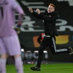 Aficionado invandiendo campo de fútbol durante un partido del Leicester en Inglaterra.