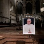 Un retrato de Benedicto XVI cerca de un altar en la Catedral de Regensburg, Alemania.