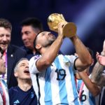 Sergio 'Kun' Agüero levantando la Copa del Mundo.