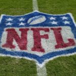 Logo de la NFL durante un partido de Tampa Bay Bucccaneers.
