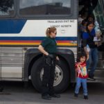 Arizona y Texas envían autobuses con inmigrantes a otros estados.