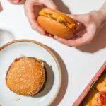 Las hamburguesas con queso son de las comidas con más altos de químicos potencialmente dañinos.