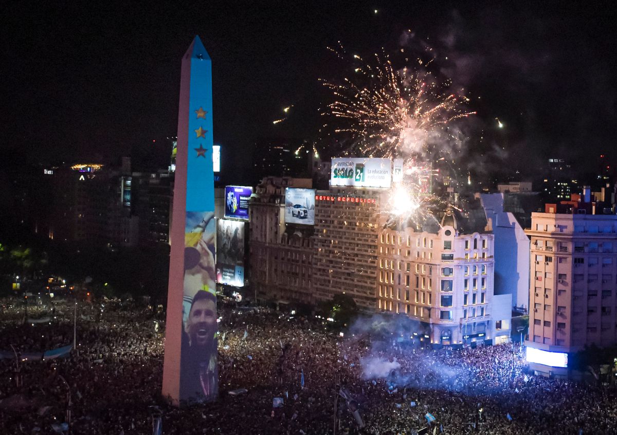 Hinchas argentinos celebrando la Copa del Mundo en Buenos Aires.