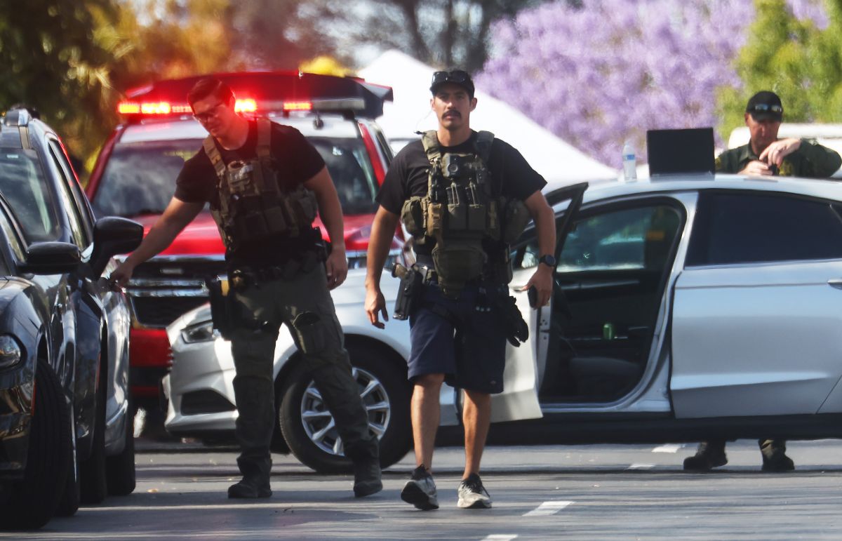 Después de una investigación preliminar, los detectives se enteraron de que el hombre era un ex alumno de la Universidad.