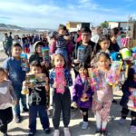 Pequeños de la colonia Nueva Esperanza en Tijuana reciben juguetes de la fundación Los niños de la calle con Wendy.