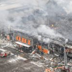 Los bomberos de Rusia luchan contra un incendio masivo del tamaño de un campo de fútbol que estalló durante la noche en el centro comercial y de entretenimiento Mega Khimki.