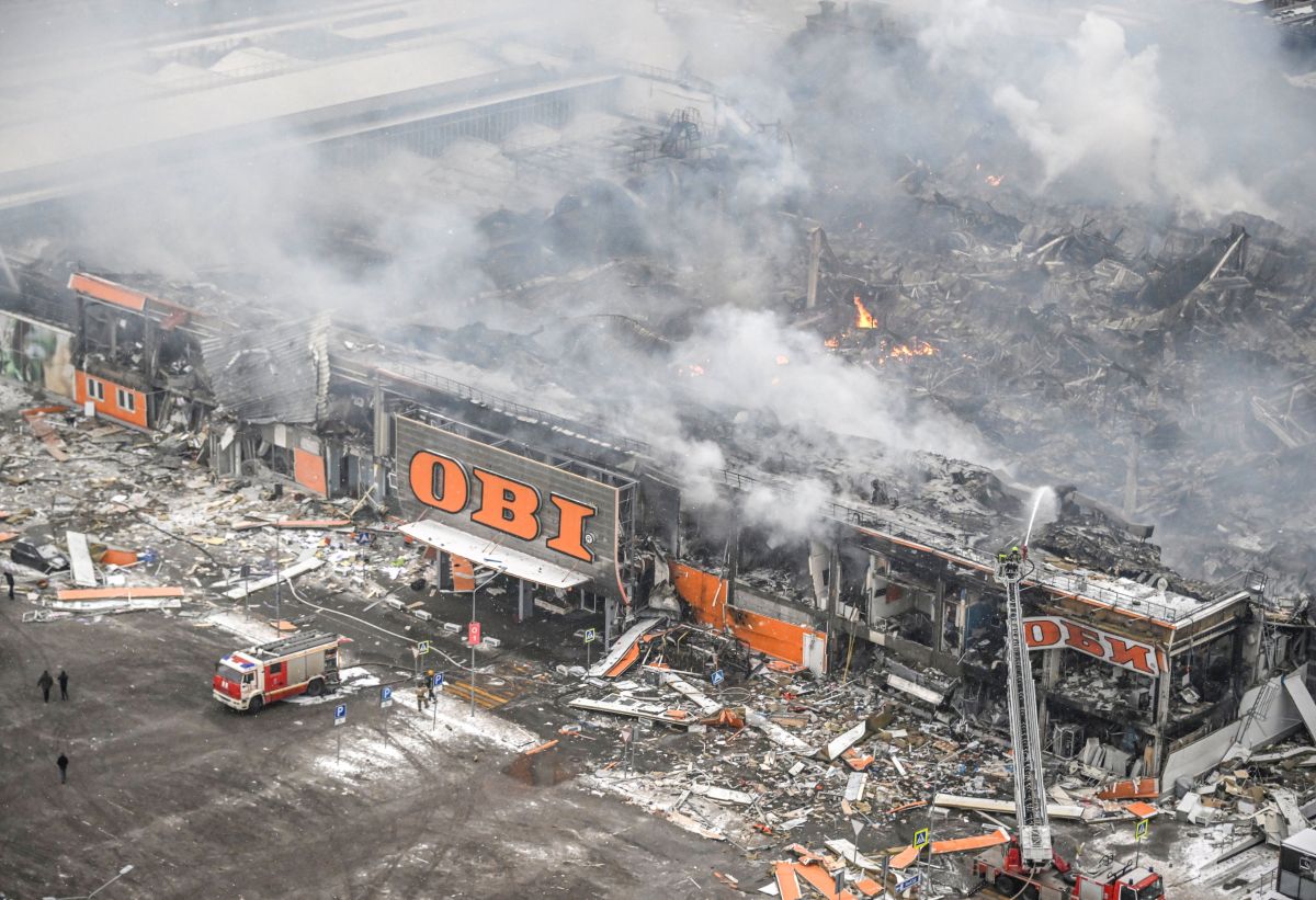 Los bomberos de Rusia luchan contra un incendio masivo del tamaño de un campo de fútbol que estalló durante la noche en el centro comercial y de entretenimiento Mega Khimki.