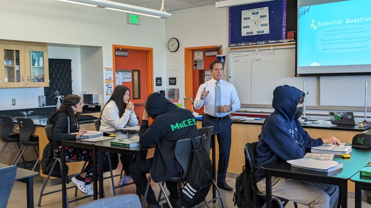 El superintendente Alberto Carvalho impartió una clase en Maywood. (Jacqueline García/La Opinión)