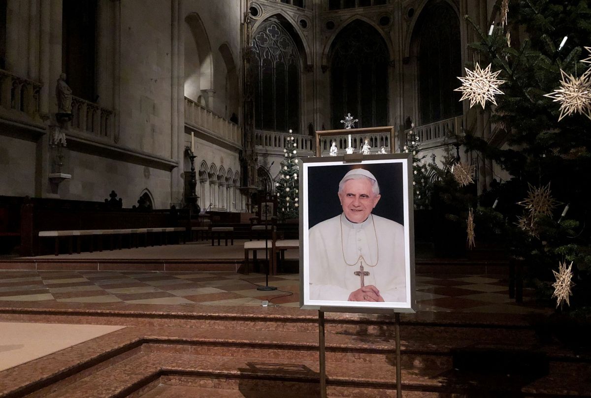 Un retrato de Benedicto XVI cerca de un altar en la Catedral de Regensburg, Alemania.