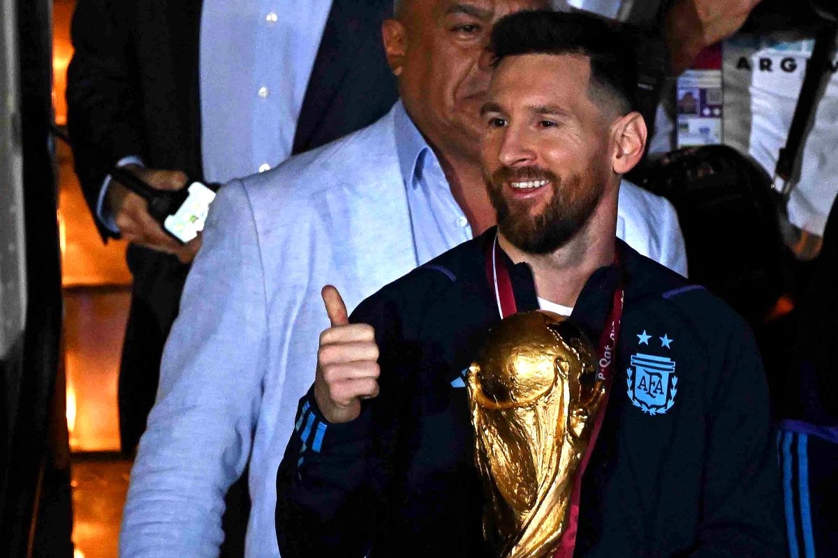 Lionel Messi con la icónica Copa del Mundo.