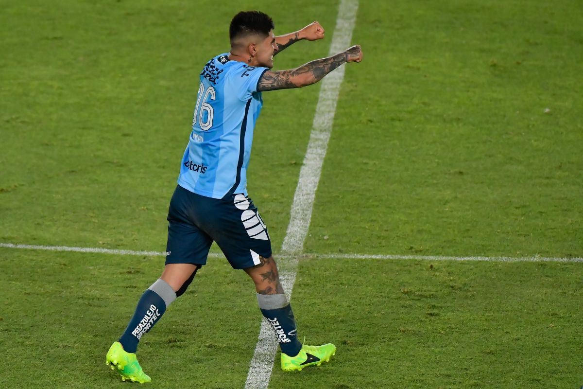 Víctor Guzmán en festejo de gol con Pachuca.