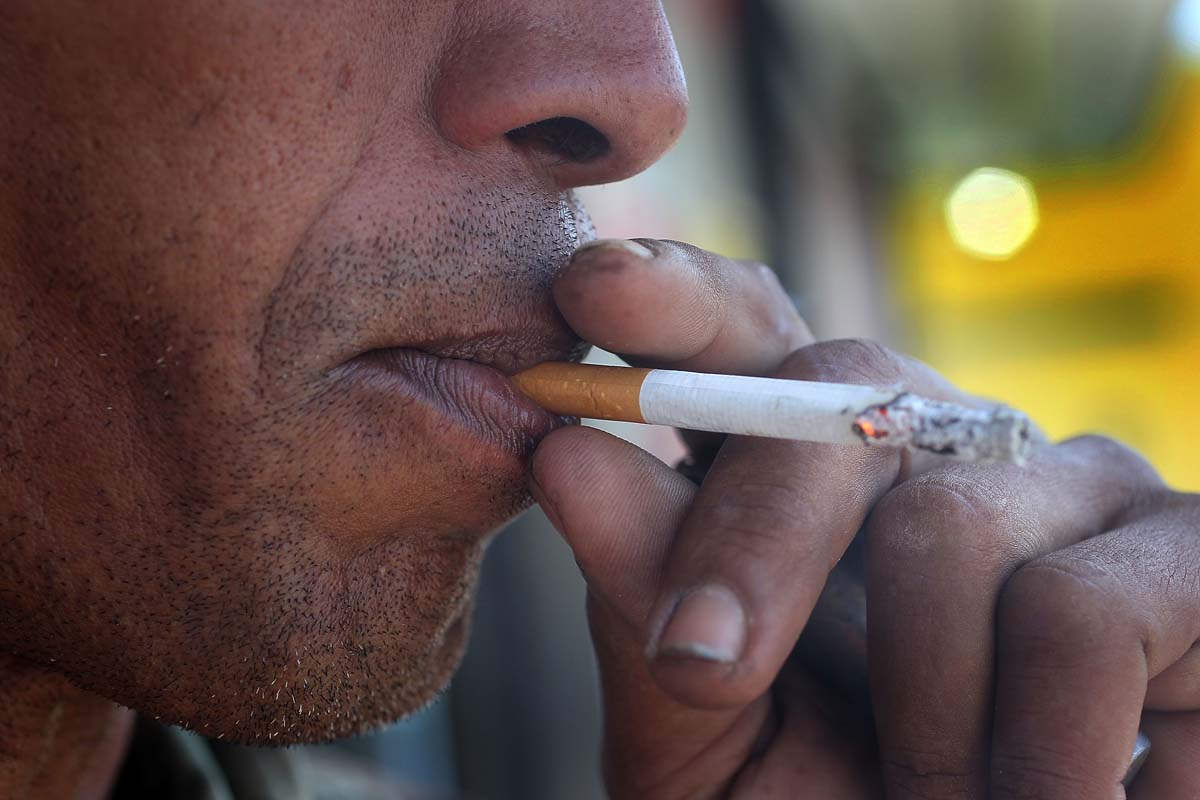 Las colillas de cigarrillos se han convertido en el contaminante más común en las playas y parques de la ciudad.