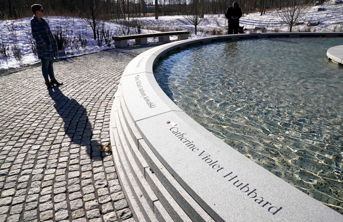 El Monumento Permanente de Sandy Hook en Newtown, Connecticut, honra a los veinte niños y seis educadores que fueron víctimas del tiroteo en la escuela primaria Sandy Hook.