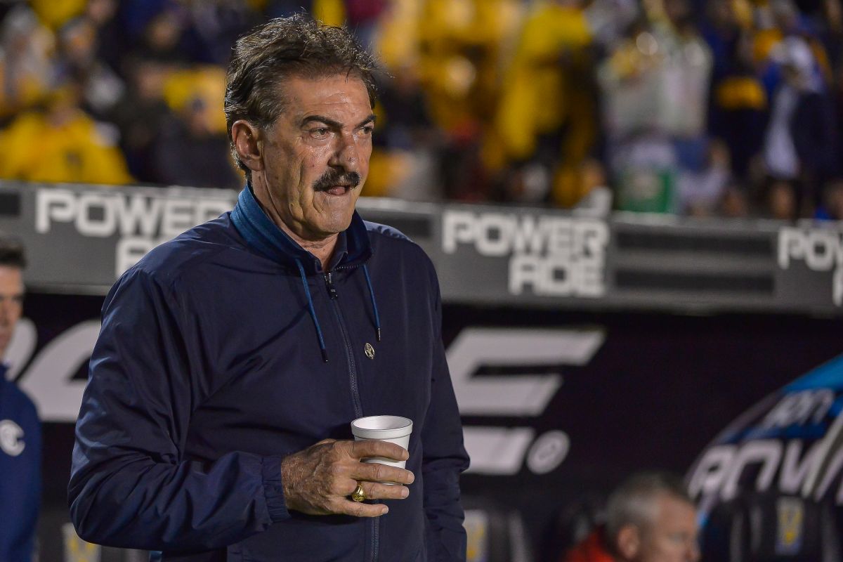 Ricardo La Volpe durante un partido entre Toluca y Tigres UANL en la Liga MX 2019. 