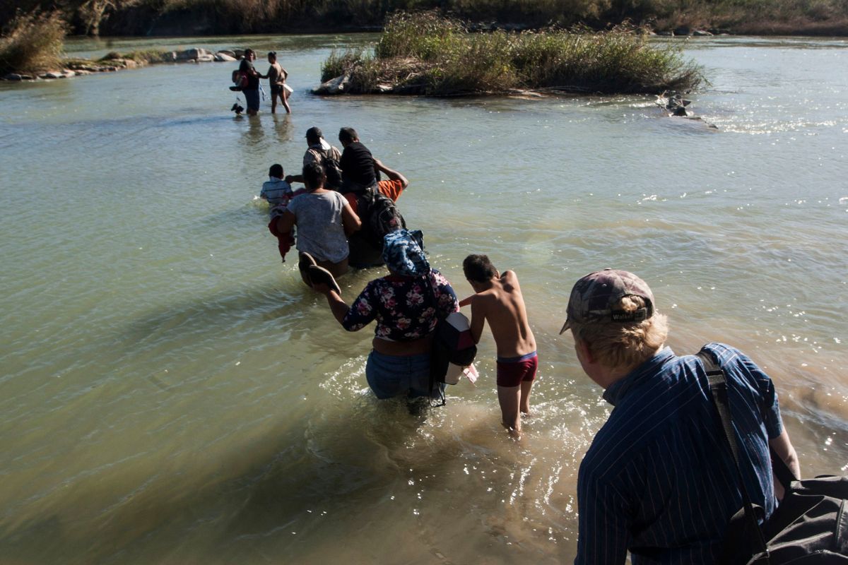 Un grupo de inmigrantes cruza por el Río Bravo.