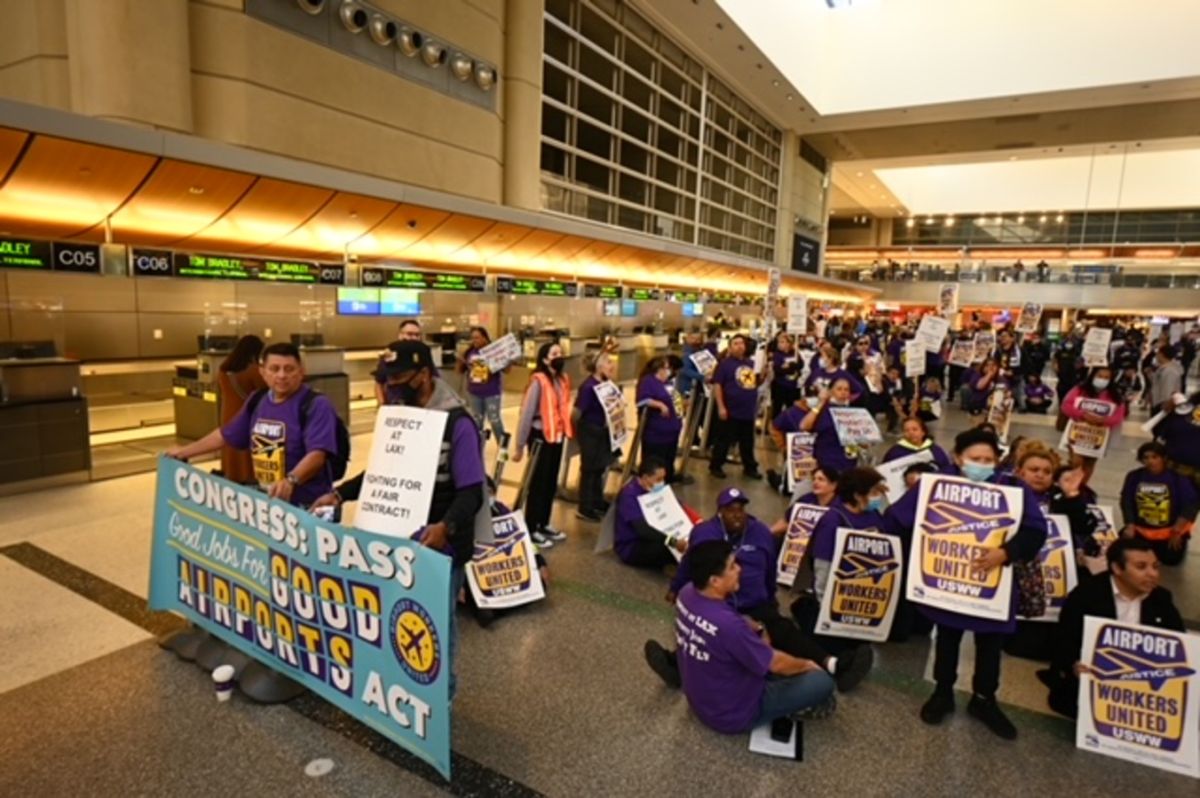 Aproximadamente 100 trabajadores participaron en el mitin en el LAX.