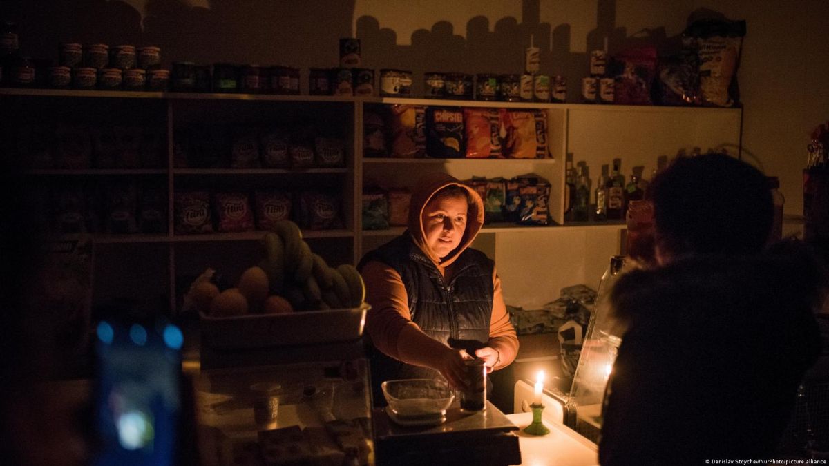 Una tienda de comestibles en Odesa, iliminada únicamente por una vela durante los apagones.