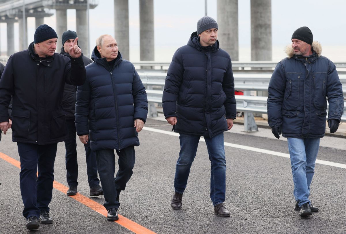 Putin recorre en coche el puente de Crimea en su primera visita a la zona desde la explosión
