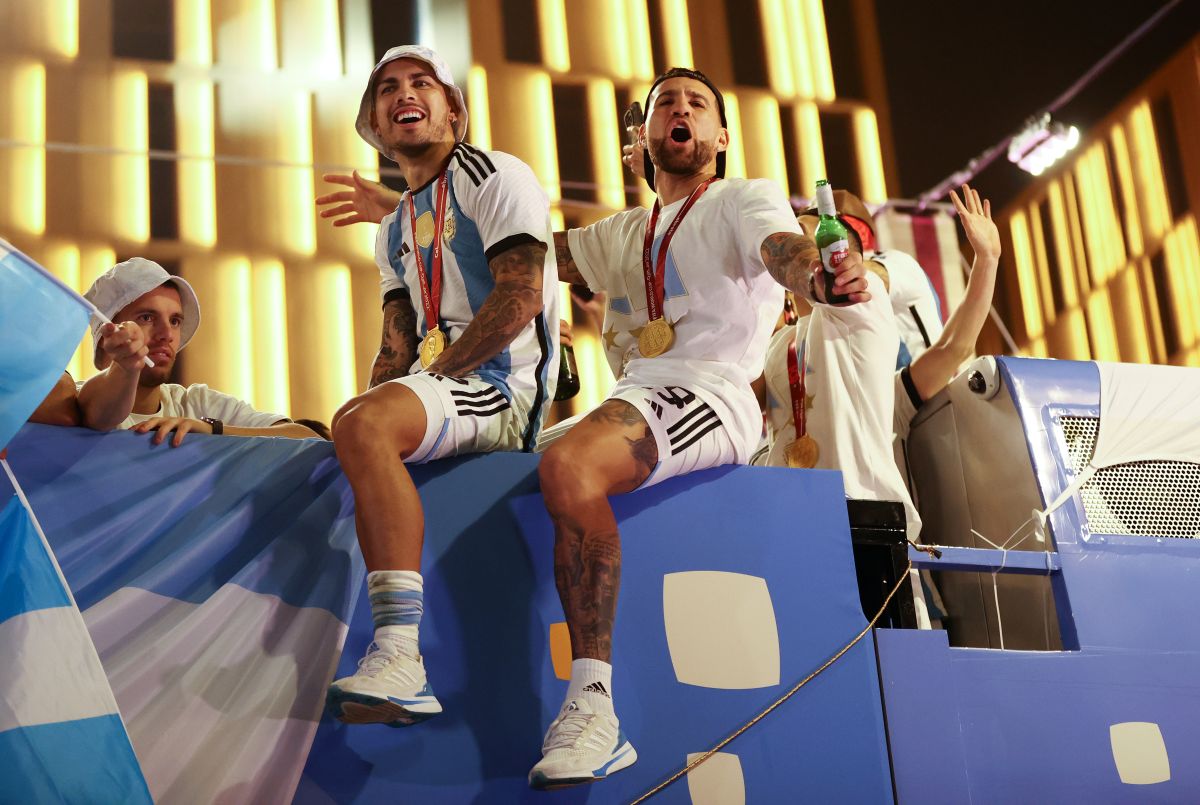 Nicolás Otamendi (blanco) junto a Leandro Paredes celebrando la Copa del Mundo en Qatar. 