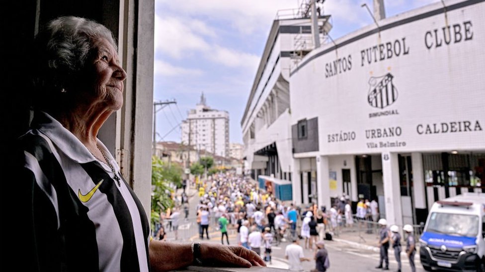 Una aficionada en los alrededores del estadio del Santos durante el funeral de Pelé.