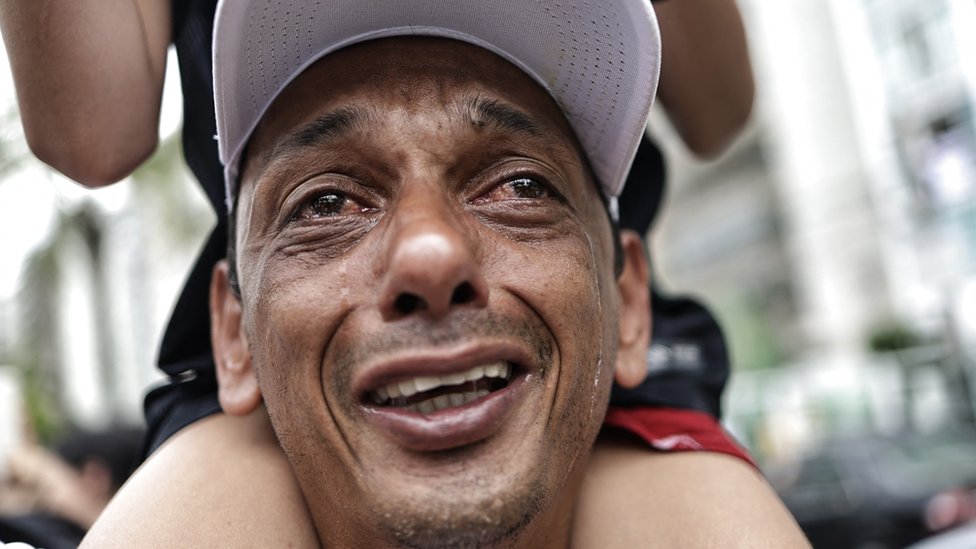 Primer plano de un hombre emocionado en el funeral de Pelé