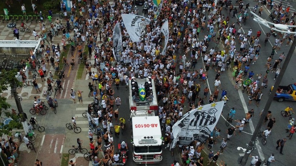 Procesión por las calles de Santos.