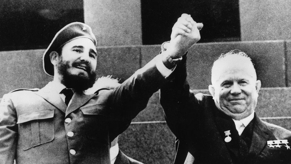 Fidel Castro y Nikita Kruschev en la Plaza Roja de Moscú en 1964