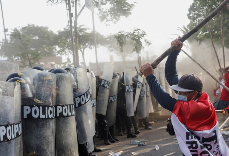 Un manifestante se enfrenta con la policía