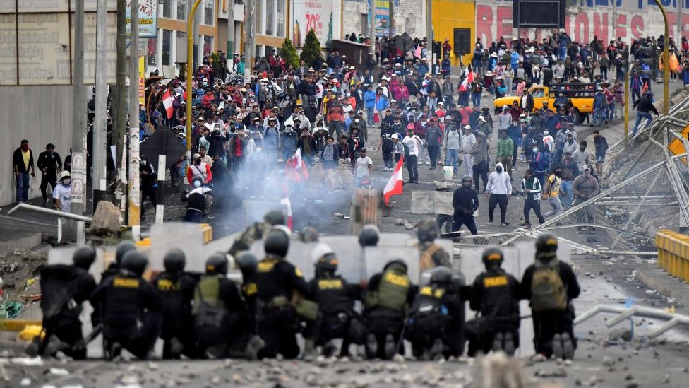 Policías enfrentan a manifestantes