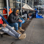 Migrantes duermen en las calles de Nueva York.